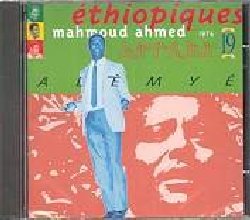 AHMED MAHMOUD :  ETHIOPIQUES 19  (BUDA)

Un'autentica leggenda in Etiopia, Mahmoud Ahmed ha gettato le basi di uno stile musicale che  assolutamente originale nel modo in cui  riuscito a sintetizzare influenze diverse in un linguaggio che  al tempo stesso tipico ed universale. Con la sua voce accattivante, ondeggiante, roca ma vellutata, Mahmoud Ahmed ha inventato un mondo dai confini incerti, un improbabile mix di linee ritmiche tipiche dell'Africa orientale, misteriosi lamenti con raffinate ornamentazioni e melodie con inaspettate modulazione indiane: il tutto immerso in un suono elettrico e pulsante, ricco di groove, a volte addirittura vicino al reggae. Ethiopiques 19 presenta un mercato dei suoni veramente trascinante.