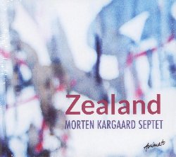 KARGAARD MORTEN :  ZEALAND  (ANIMATO)

Zealand, il nuovo album di Morten Kargaard in settetto, sfugge ad ogni tipo di classificazione in quanto  una fusione di musica classica e ritmica, due generi che a prima vista non sembrerebbero poter interagire, ma che, se miscelati a dovere, danno vita a nuove ed innovative sonorit. Il compositore e chitarrista danese Morten Kargaard ed il suo settetto trasportano l'ascoltatore in un viaggio mozzafiato che tematicamente  ispirato dalla bellezza dei paesi nordici, dal gioco della luce sull'acqua che sempre si trova in queste terre, dall'ampiezza dei paesaggi e dallo stretto legame tra uomo e natura. Le composizioni, tutte firmate da Kargaard, si avventurano impavidamente verso forme inedite, ma dimostrando allo stesso tempo una grande consapevolezza ed un profondo rispetto per la struttura tradizionale. Alla base dell'innovativa visione musicale di Kargaard c' la necessit di liberare gli strumenti dai ruoli che normalmente hanno nel contesto classico, dando loro pi spazio per spostarsi verso altri ambiti e soprattutto per interagire senza che l'uno predomini sull'altro. Da questo punto di vista la strumentazione utilizzata in Zealand  il frutto di una scelta ponderata da cui vengono esclusi strumenti con un carattere tonale come la batteria che sovra-rappresenterebbe la parte ritmica o gli ottoni che riporterebbero troppo all'ambito classico. Invece oboe e flicorno sono perfetti per accompagnare contrabbasso, violino, viola e violoncello che in questo nuovo contesto assumono il ruolo di base armonica. E poi c' la chitarra suonata da Morten Kargaard che occasionalmente prende il ruolo strumentale dell'arpa. Zealand  un album innovativo in cui il nuovo si confronta con la tradizione per superarla e dimostrare che questi nove strumenti, una volta liberati dai loro abituali ruoli, interagiscono in maniera davvero molto interessante.