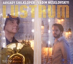 SHILKLOPER ARKADY / NESELOVSKYI VADIM :  LUSTRUM  (NEUKLANG)

Lustrum  il secondo album che il duo composto dal russo Arkady Shilkloper (corno) e dell'ucraino Vadim Neselovskyi (pianoforte) ha pubblicato con l'etichetta tedesca Neuklang. I due musicisti, tra i quali corre una differenza di 21 anni, hanno suonato insieme per la prima volta quando Vadim era ancora uno studente diciannovenne e con loro sul palco del Domizil jazz club di Dortmund c'era anche il Moscow Art Trio: fu in quell'occasione che decisero di fondare un duo. Shilkloper dice del collega: In Vadim ho trovato un partner empatico che non solo  un buon pianista, ma anche un compositore straordinario. Neselovskyi, da sempre grande estimatore del talento del collega, afferma: E' una bella sensazione esibirsi con un musicista i cui dischi ascoltavo da ragazzo. Il nostro duo mi permette di evolvermi e realizzare le mie visioni musicali. Arkady ed io parliamo la stessa lingua. Lustrum, termine latino che nell'antica Roma indicava un periodo di 5 anni,  un album con cui i due artisti hanno festeggiato i loro primi 5 anni di collaborazione. I brani del disco, la maggior parte dei quali firmati dal pianista ucraino, sono stati composti e vengono interpretati con l'intenzione di abbattere i confini tra composizione ed improvvisazione. A volte, come in Almost December o Song for Vera Shilkloper e Neselovskyi suonano esattamente l'originale senza apportare modifiche, mentre altri pezzi come Intrada, composti in modo tale da garantire molta libert interpretativa, vengono suonati in modo diverso ad ogni concerto. Lustrum  un album eccellente,  una sorta di teatro per avventure sonore che nascono nella fase compositiva, che prendono forma nel processo improvvisativo e che sono garantite dal talento incredibile dei due musicisti.