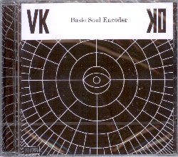 VKKO / VERWORNER-KRAUSE-KAMMEROCHESTER :  BASIC SOUL ENCODER  (NEUKLANG)

Ritmi contagiosi, beat elettronici, melodie di strumenti a corda ed una voce malinconica: questo e molto altro ancora  Basic Soul Encoder, lultimo album della formazione Verworner-Krause-Kammerorchester (VKKO). Nato nel 2014 lensemble  capitanato dai due compositori Christopher Verworner e Claas Krause a cui si aggiungono altri 16 eccellenti musicisti. Verworner e Krause hanno studiato composizione al conservatorie di Monaco di Baviera e sono accomunati dalla medesima visione artistica secondo cui la macchina orchestrale deve essere un ponte che unisce musica classica contemporanea e techno, affreschi sonori impressionistici ed elettronica moderna. Questo  esattamente ci che i due musicisti fanno in Basic Soul Encoder: lensemble fonda diversi stili e generi musicali per dare vita ad un nuovo universo sonoro che ammalia dal primo momento in cui lo si ascolta. Affascinati dagli ipnotici effetti della musica elettronica, Verworner e Krause usano queste sonorit come punto di partenza dei loro brani che sono rilassanti, melodiosi e a volte pi intensi e che offrono fresche improvvisazioni jazz, groove terreni e splendidi momenti orchestrali. Basic Soul Encoder  un album originale offerto da un gruppo di talentuosi musicisti che non hanno paura di superare la tradizione per regalare al pubblico nuove prospettive sonore e contribuire ad ampliare il vocabolario jazz.