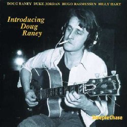 RANEY DOUG :  INTRODUCING DOUG RANEY  (STEEPLECHASE)

Figlio del famoso chitarrista americano Jimmy Raney, Doug (1956-2016) si è trasferito da New York a Copenhagen, in Danimarca, quando aveva ventun'anni, dopo un tour europeo al fianco di suo padre. All'età di 22 anni, il promettente chitarrista registrò Introducing Doug Raney, acclamato album di debutto da leader, registrato a Copenaghen con il veterano Duke Jordan al piano, il danese Hugo Rasmussen al basso e l'unico Billy Hart alla batteria. La variegata tracklist del disco prevede Mr. P.C. (John Coltrane), Someone to Watch Over Me (George Gershwin), Bluebird (Charlie Parker), The End of a Love Affair (Edward Redding), Casbah (Tadd Dameron), I Remember You (Johnny Mercer), Like Someone in Love (Jimmy van Heusen) e Unit 7 (Sam Jones). Durante la sua breve vita, Doug ha seguito le orme del suo leggendario padre, affermandosi come originalissimo artista soprattutto nella prima fase della sua vita. Introducing Doug Raney appartiene a questo periodo d'oro ed è un disco ardente e appassionato che racchiude tutto il talento di un musicista dotato di una straordinaria intuizione armonica.