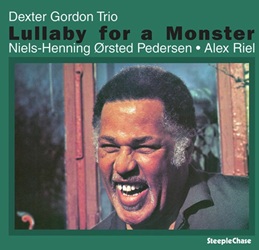 GORDON DEXTER :  LULLABY FOR A MONSTER  (STEEPLECHASE)

In Lullaby for a Monster, registrato il 15 giugno 1976, il sassofonista americano Dexter Gordon sperimenta linsolito formato trio senza pianoforte che lo vede al fianco di Niel-Henning Orsted Pedersen al basso e Alex Riel alla batteria. Lesperto di musica Andrew Hovan, autore delle note di copertina della nuova edizione dellalbum, ha scritto: Lullaby for a Monster, registrato appena prima del suo trionfale ritorno a casa, si erge come un potente promemoria di unepoca in cui i giganti del jazz vagavano in abbondanza. Uno dei dischi preferiti dai musicisti, questo album merita un pi ampio riconoscimento allinterno dellimpressionante discografia di Gordon. Casa Steeplechase ne propone una preziosa versione audiofila in vinile 180 gr..