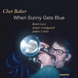 BAKER CHET :  WHEN SUNNY GETS BLUE  (STEEPLECHASE)

When Sunny Gets Blue  lultima delle sette registrazioni che Chet Baker ha fatto per letichetta Steeplechase e risale al 1986. Baker visit Copenaghen nel febbraio di quellanno per realizzare uno show televisivo dopodich and nei Sound Track Studios di Copenaghen per registrare con una sezione ritmica di primordine che comprendeva musicisti americani ed europei. Baker sarebbe morto due anni dopo, il 13 maggio del 1988, ad Amsterdam allet di 58 anni. In When Sunny Gets Blue, di cui casa Steeplechase propone una nuova versione audiofila in vinile 180 gr., Baker (tromba, voce)  affiancato da Butch Lacy (pianoforte), Jesper Lundgaard (basso) e Jukkis Uotila (batteria). Nella prestigiosa Penguin Guide to Jazz si legge relativamente a questo disco: Una sessione piuttosto malinconica, ma una delle migliori del periodo. Lacy  un pianista molto sottovalutato. Lascia molto spazio a Chet... Lundgaard e Uotila sono entrambi dei veri professionisti e contribuiscono a un set raffinato e imprevedibile.