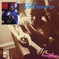 RANEY DOUG :  SOMETHING'S UP  (STEEPLECHASE)

Doug Raney (1956-2016) si  trasferito da New York a Copenhagen, in Danimarca, quando aveva ventun'anni, dopo un tour europeo al fianco di suo padre, il noto chitarrista Jimmy Raney. A Copenhagen, dove Doug trascorse il resto della sua breve vita, inizia la collaborazione del musicista con la prestigiosa etichetta Steeplechase. Something's Up  l'undicesimo progetto del chitarrista per l'etichetta danese: uscito originariamente nel 1988, l'album viene oggi riproposto nella sua elegante versione in vinile realizzata utilizzando le matrici originali del disco. Il rapporto superbo tra il fluido swing della chitarra di Raney, spesso paragonato al fraseggio dei sassofonisti, il pianoforte tagliente e percussivo di Ben Besiakov, il basso intenso di Jesper Lundgaard e la batteria appassionata di Billy Hart, fanno di Something's Up un disco davvero da non lasciarsi scappare.