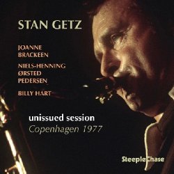 GETZ STAN :  UNISSUED SESSION COPENHAGEN 1977  (STEEPLECHASE)

Il 30 gennaio del 1977 a Copenhagen, dopo tre giorni di concerti sold out a celebrazione del cinquantesimo compleanno di Stan Getz (1927-1991), il sassofonista era in studio con Joanne Brackeen (pianoforte), Niels-Henning Orsted Pedersen (basso) e Billy Hart (batteria) per registrare Unissued Session Copenhagen 1977. Si tratta di una sessione in studio mai pubblicata in cui la formazione esplora quel territorio sonoro tipico degli album classici di Stan Getz della met degli anni 70! Con uno stile caldo e intimo la formazione interpreta in modo armonioso brani davvero eccezionali come Cancao Do Sal di Milton Nascimento, Quiso di Kenny Wheeler, Litha di Chick Corea, oltre a Blue Serge di Mercer Ellington, I Remember Clifford di Benny Golson e Lady Sings The Blues di Alex Wilder. Proposto in una preziosa versione in vinile audiophile 180 gr., Unissued Session Copenhagen 1977  un album che ben rappresenta il miracolo dello stile di Getz nella coesistenza di moderazione e fuoco, di emozioni ribollenti sotto la superficie limpida del suo timbro (Neil Tesser).