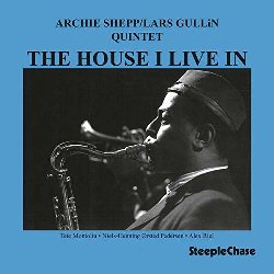 SHEPP ARCHIE :  THE HOUSE I LIVE IN  (STEEPLECHASE)

Il sassofonista Archie Shepp, nato in Florida il 24 maggio 1937, aveva 26 anni quando visit Copenaghen come membro dei famosi New York Contemporary Five. Registrato live al Montmarte Jazzhus di Copenhagen il 21 novembre del 1963, The House I Live In  un disco molto diverso da quelli free jazz a cui lartista aveva abituato il suo pubblico. Con il leggendario sassofonista svedese Lars Gullin, Tete Montoliu (pianoforte), Niels-Henning Orsted Pedersen (basso) e Alex Riel (batteria), in questo progetto Shepp suona jazz puro, mostrando tutta la vasta gamma espressiva del suo strumento. Riproposto da casa Steeplechase in una preziosa versione in vinile audiophile 180 gr., The House I Live In  uno splendido viaggio sonoro che propone allascoltatore un lato poco noto del grande sassofonista americano.