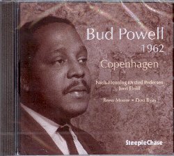 POWELL BUD :  1962 COPENHAGEN  (STEEPLECHASE)

Bud Powell (1924-1966) non ha davvero bisogno di presentazioni. Basti pensare che è stato definito da Herbie Hancock le fondamenta su cui è stato costruito l'intero edificio del pianoforte jazz moderno e da Hampton Hawes come il miglior pianista be-bop del mondo. Durante la sua vita breve e travagliata, Powell trovò un po' di tranquillità nel periodo in cui visse in Europa, principalmente a Parigi, negli anni tra il 1959 ed il 1963. Le 11 registrazioni contenute nel disco 1962 Copenhagen sono state effettuate tra il marzo e l'agosto del 1962 al Danish Radio Concert Hall ed al Jazzhus Montmartre di Copenhagen. Al fianco di Powell ci sono Niels-Henning Orsted Pedersen (basso) e Jorn Elniff (batteria) a cui si aggiungono, negli ultimi tre brani, Brew Moore e Don Byas al sax tenore. Con una tracklist che propone tra gli altri Anthropology di Charlie Parker e Dizzy Gillespie, Straight No Chaser di Thelonious Monk, Blues in the Closet di Oscar Pettiford e I Remember Clifford di Benny Golson, 1962 Copenhagen è la chiara prova di come, nonostante quanto fosse malconcio mentalmente e fisicamente Powell, il suo genio era più intatto e brillante che mai.