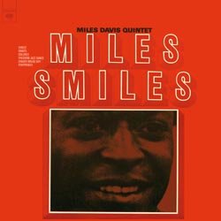 DAVIS MILES :  MILES SMILES  (SPEAKERS CORNER)

(Columbia CS 9401) Miles Davis (tr); Wayne Shorter (ts); Herbie Hancock (p); Ron Carter (b); Tony Williams (dr) - Registrato nell'ottobre del 1966 ai Columbia Records­Studios, New York, da Frank Laico. Prodotto da Teo Macero. Ad eccezione della registrazione live di un concerto al Portland Festival, la discografia di Miles Davis del 1966 comprende solo le registrazioni contenute nel disco Miles Smiles. Fatto piuttosto strano se si considera la vastità della produzione del trombettista americano per la Columbia Records negli anni '60. Nel disco proposto da casa Speakers Corner, il bassista Ron Carter si dimostra ineccepibile nell'interpretare i ritmi complicati delle musiche e non a caso questa sua straordinaria capacità gli garantì un posto d'onore nel quintetto di Davis che, come è possibile ascoltare, ha offerto nuove ed originali interpretazioni di alcune composizioni di Wayne Shorter, di hit jazz come Freedom Jazz Dance di Eddie Harris e Gingerbread Boy di Jimmy Heath. Ogni secondo degli oltre nove minuti del brano Footprints firmato da Shorter, è da considerarsi indimenticabile, mentre la batteria del giovane Tony Williams in Freedom Jazz Dance trasuda vitalità con un passo veloce che, nelle note di copertina, è definita 'eccitante'. Secondo il critico musicale Anthony Tuttle, questa musica non è né 'new stream' né 'old guard', ma è semplicemente un ottimo jazz moderno. Questo è esattamente ciò che Miles Smiles era quando uscì 40 anni fa ed è quello che continua ad essere ancora oggi! E che, come si racconta, per una volta Miles Davis abbia sorriso suonando col suo quintetto, forse non è solo una leggenda.