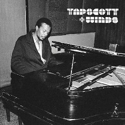 TAPSCOTT HORACE :  TAPSCOTT AND WINDS  (PURE PLEASURE)

Tapscott and Winds  un album mai pubblicato del grande pianista e compositore di Los Angeles, Horace Tapscott (1934-1999), un progetto in cui  possibile godere di un lato completamente inedito del suo talento! La formazione  un trio, ma molto diverso dagli altri gruppi di Tapscott in quanto presenta il suo pianoforte insieme al contralto di Kafi Roberts e al flauto di Aubrey Hart: insieme questi artisti creano unatmosfera molto pi introspettiva rispetto ad alcuni dei piccoli gruppi pi spensierati di Tapscott. Il set inizia con Golden Pearl che occupa tutto il lato A del disco, un brano ipnotico, quasi meditativo in cui Tapscott a volte si mette da parte per permettere alle ance di guadagnare il primo piano. Il lato B di Tapscott and Winds  dedicato a Spellbound di Clifford Jordan, pezzo che permette a Tapscott di ricorda allascoltatore, qualora ce ne fosse bisogno, il suo essere un modernista di grande inventiva.