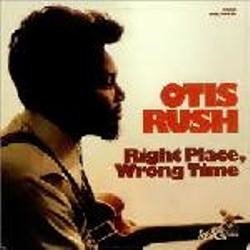 RUSH OTIS :  RIGHT PLACE, WRONG TIME  (PURE PLEASURE)

Il disco Right Place, Wrong Time  stato pubblicato dalla Capital Records solo 5 anni dopo la sua realizzazione: si possono immaginare i nastri incandescenti nelle loro custodie in attesa del rilascio. Non c' niente di sbagliato in questo album blues. Otis Rush (1934-2018)  stato un grande artista, un uomo il cui modo di suonare la chitarra era in ogni molecola blues allo stato puro. Come esecutore, Rush ha ampliato la forma blues con le sue progressioni di accordi e l'uso di sezioni di fiati aggiunte in modo semplice, ricordando un pittore che lavora alcune parti di una tela per portare pi luce. I fan del blues che sono stanchi delle stesse vecchie strutture, dei soliti riff e ritmi apprezzeranno molto Right Place, Wrong Time. Per rendere il suo blues diverso da quello dei suoi colleghi, Rush non ha mai fatto cose eclatanti: gli bastava apportare piccole modifiche come un accordo che si alza quando ci si aspetta che scenda, per esempio. Questo disco tocca livelli artistici davvero molto alti e il fatto che la Capitol Records lo abbia rifiutato dopo averlo originariamente prodotto pu essere ragionevolmente accettato solo se si considerano altre decisioni scellerate che questa etichetta ha preso, come rifiutare i Doors perch il cantante Jim Morrison non aveva carisma. Questo disco non scherza affatto. La prima traccia decolla come l'uomo che sparano da un cannone all'apice di uno spettacolo circense. Alcuni dei brani pi belli sono quelli che durano pi di cinque minuti, consentendo ai musicisti di dare il meglio di s. La traccia finale lascia completamente il blues alle spalle ed offre una commovente cover di Rainy Night in Georgia di Tony Joe White. Al fianco di Otis Rush (chitarra e voce) ci sono Doug Killmere John Kahn (basso), Bob Jones (batteria), Ira Kamin (organo), Mark Naftalin (pianoforte), Fred Burton (chitarra ritmica), Hart McNee (sax alto), Ron Stallings (sax tenore) e John Wilmeth (tromba).
