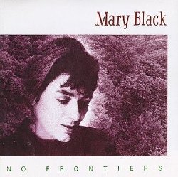 BLACK MARY :  NO FRONTIERS  (PURE PLEASURE)

Il disco No Frontiers del 1989 di Mary Black è a dir poco un capolavoro e, insieme al suo follow-up Babes in the Wood del '91, è stato registrato dalla cantante irlandese quando era all'apice della sua carriera. L'album è stato per ben 56 settimane in vetta alle classifiche musicali irlandesi ed ha fatto guadagnare all'artista una visibilità internazionale. La canzone No Frontiers di Jimmy MacCarthy è diventata una sorta di classico irlandese, mentre Past the Point of Rescue di Mick Hanly è stato definito dal cantante folk americano Hal Ketchum un enorme successo country nel 1991. Entrambe le canzoni sono superbe e le interpretazioni di Mary Black sono assolutamente straordinarie. Carolina Rua di Thom Moore e Vanities di Noel Brazil sono pezzi molto famosi, ma sono il più oscuro Columbus e l'affascinante Fat Valley of Pain, entrambi di Brazil, che davvero mostrano tutta la profondità del disco. No Frontiers è un'ottima introduzione alla musica di Mary Black, il giusto mix di folk e contemporaneo ed uno dei migliori album irlandesi degli anni '80.
