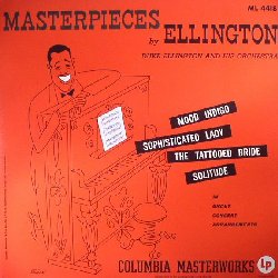 ELLINGTON DUKE :  MASTERPIECES  (PURE PLEASURE)

Quando Ellington entrò in studio nel 1950 per registrare i brani più lunghi di Masterpieces, la sua orchestra era un ponte tra la formazione di fine anni '40, con una sezione di 5 trombe, e quella della metà degli anni '50. La sezione dei sassofoni si era stabilizzata nella forma che avrebbe avuto per la maggior parte dei due decenni successivi con il veterani Johnny Hodges ed i nuovi arrivati Russel Procope, Jimmy Hamilton e Paul Gonsalves. La sezione dei tromboni comprendeva Lawrence Brown, Tyree Glenn ed il nuovo arrivato Quentin Jackson. Il batterista era ancora Sonny Greer, alla cornetta Mercer Ellington, al contrabbasso Wendell Marshall, alla tromba Nelson Williams, Andrew Ford, Harold Baker, Ray Nance e William Anderson. Al pianoforte naturalmente c'è Ellington e con lui Billy Strayhorn: insieme questi due geni hanno curato gli arrangiamenti e le orchestrazioni che sono un capolavoro: lussureggianti, sinfonici, impressionisti ed avventurosamente armonici. La successiva orchestra di Ellington, quella dal 1953 in poi, sarebbe stata grandiosa, ma non avrebbe mai prodotto lo stesso suono rigoglioso di quella con cui è stato registrato Masterpieces. Le 4 tracce del disco, Mood Indigo, Sophisticated Lady, The Tattooed Bride e Solitude sono il frutto dell'armoniosa collaborazione tra due grandi compositori ed orchestratori, ma non sarebbero così belle se non fossero state interpretate da una delle più grandi orchestre della musica afroamericana di sempre.