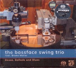 BASSFACE SWING TRIO feat. MULLER BRUNO :  BOSSA, BALLADS AND BLUES (SACD)  (STOCKFISCH)

Leggera come una piuma e allo stesso tempo ben radicata nella terra, ariosa e rilassata: cos  la musica di Bossa, Ballads and Blues, il nuovo album di The Bassface Swing Trio. Con il suo basso Jan-Philippe Wadle crea sonorit impalpabili come le nuvole, Florian Hermann suona la batteria in modo avvincente e Thilo Wagner  strepitoso al nobile pianoforte a coda Fazioli. Per questo nuovo progetto il trio ha voluto con s Bruno Muller, uno dei migliori chitarristi dell'attuale scena jazz tedesca. E ne  valsa la pena! Che si tratti di suonare il giocoso standard Stardust, la rilassata bossa di Estate, la ballata sognante The Shadow Of Your Smile o il blues di Georgia on My Mind, il quartetto celebra questi classici della storia del jazz con disinvoltura e dolcezza, arricchendoli con profondit emotiva e un tocco di swing. La presenza di Muller, con il suono caldo del suo strumento e le sue abili improvvisazioni, si  rivelata essere una scelta davvero azzeccata. L'alto livello musicale di questi musicisti  dimostrato dal fatto che hanno scelto di registrare le tracce del disco dal vivo, con il sistema di masterizzazione analogico Neumann VMS-82 Direct Metal Mastering (DMM), garanzia di musica senza inganni e senza rete di sicurezza. In Bossa, Ballads and Blues gli ascoltatori possono dunque godere di una riproduzione davvero autentica delle sonorit degli strumenti, potendo quindi apprezzare al meglio la straordinaria capacit interpretativa dei quattro musicisti. Splendida musica con qualit audio mozzafiato.