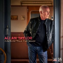 TAYLOR ALLAN :  THE ROAD WELL TRAVELLED  (STOCKFISCH)

Il cantautore inglese Allan Taylor, classe 1945,  considerato musicista esperto ed autore di testi dotati di una grazia letteraria daltri tempi e di un carattere romanticamente trobadorico. Allan Taylor non fa quasi pi concerti ma nei suoi 50 anni di carriera ha avuto modo di incontrare sulla sua strada tante persone diverse: le sue composizioni prendono forma grazie proprio a questi incontri ed alle impressioni che immortalano spaccati di vita che ciascuno di noi, ascoltandoli, ha la sensazione di conoscere. Ogni brano affonda le radici nella realt: i personaggi sone persone in carne e ossa e certi luoghi raccontati evocano nellascoltatore una piacevole sensazione di deja vu. Il nuovo ed attesissimo disco di Allan Taylor, The Road Well Travelled propone 8 gemme sonore, splendidamente arrangiate e registrate con lineguagiabile qualit degli studi Stockfisch, in cui lartista ripercorre la propria carriera: dalle prime esperienze nei folk club inglesi, al periodo trascorso a New York City, per arrivare ai tour in America e alle tante esibizioni in molti paesi del mondo. Il viaggio inizia con The Last Train e prosegue con A Giant Red Balloon che avvicina lascoltatore alla giovinezza dellartista. Si prosegue con The Jokers Hand in cui c un duetto impressionante alla chitarra di Taylor con il suo giovane collega danese Jacob Dinesen. Il percorso si chiude con la title track in cui Allan Taylor ripercorre la propria vita artistica con toccanti parti parlate accompagnate dalle sole note del pianoforte. The Road Well Travelled  un album che i fan del cantautore inglese adoreranno e che ha tutte le carte in regola per affascinare anche coloro che non lo conoscono.