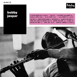 JASPAR BOBBY :  BOBBY JASPAR  (SAM RECORDS)

Il musicista jazz belga Bobby Jaspar mor troppo giovane, a soli 37 anni nel 1963, ma fortunatamente ebbe il tempo di regalare al pubblico una manciata di concerti indimenticabili. Il disco Bobby Jaspar, registrato nel dicembre del 1958,  lultima sessione in studio dellartista e in essa Jaspar si esibisce al flauto. Al suo fianco ci sono Michel Hausser e Sadi Lallemand che si alternano allo xilofono, Paul Rovere e Jymie Merritt al basso, Humberto Canto alle percussioni e Kenny Clarke alla batteria. Gli arrangiamenti delicati di Jaspar si dimostrano molto accattivanti per i suoi originali come Lullaby of the Leaves e There Will Never Be Another You e per classici jazz come Misterioso e Chasin the Bird.