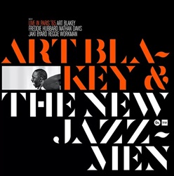 BLAKEY ART & THE NEW JAZZ MEN :  LIVE IN PARIS '65  (SAM RECORDS)

Live in Paris 65  la registrazione live dello straordinario concerto che Art Blakey tenne al Palais de la Mutualit, di Parigi, il 3 novembre del 1965, mai pubblicata prima e proposta da casa Sam Records in sole 1000 copie, in vinile 180 gr.. Si tratta di una pubblicazione ufficiale, realizzata con la piena autorizzazione e collaborazione dellArt Blakey Estate e dellINA (Istituto Nazionale dellAudiovisivo). Il disco ha come protagonisti Blakey (batteria) affiancato da The New Jazz Men, una delle formazioni del batterista di cui circolano pochissime registrazioni e formata da Freddie Hubbard (tromba), Jaki Byard (pianoforte), Reggie Workman (basso) e Nathan Davis (sax). Lesecuzione appassionata di Freddie Hubbard in Blue Moon e la versione bruciante di 24 minuti della sua Crisis dimostrano perch Hubbard  considerato uno dei trombettisti pi innovativi nella storia del jazz. Il pubblico presente al concerto era in visibilio tanto che Davis racconta: Ovunque andassimo la gente diceva: questi sono i migliori Jazz Messengers che abbiamo mai sentito!  Blakey faceva galoppare e galleggiare il tempo... ma era sempre abbastanza sciolto da seguire, da spingere avanti la musica.  un musicista da urlo. Live in Paris 65  un documento sonoro di grande valore storico ed  soprattutto un disco eccezionale che ha immortalato un concerto memorabile che non pu mancare dalla collezione di un vero appassionato di jazz.