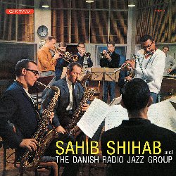 SHIHAB SAHIB :  SAHIB SHIHAB AND THE DANISH RADIO JAZZ GROUP  (SAM RECORDS)

Il sassofonista americano Sahib Shihab (1925-1989), che prima della conversione allIslam si chiamava Edmund Gregory, ha suonato con molti dei migliori musicisti jazz al mondo. Poco dopo la sua conversione, Sahib Shihab si un a Thelonious Monk per le sue sessioni al Blue Note e nel corso della sua brillante carriera si  anche esibito al fianco di Art Blakey, Dizzy Gillespie, Oscar Pettiforn e Quincy Jones. Si tratta di un musicista unico, a suo agio in ogni stile musicale, dallo sperimentalismo di Thelonious Monk al hard bop pi diretto di Art Blakey. Il suono distintivo di Sahib Shihab era radicato nelle sue composizioni e negli arrangiamenti modernisti, caratterizzati da uno stile esecutivo intenso e pieno di sentimento. Nel 1959, nauseato dalla politica razziale negli Stati Uniti, il sassofonista fece un tour europeo con Quincy Jones e alla fine si stabil in Scandinavia dove lavor per il Politecnico di Copenaghen e scrisse musiche per tv, cinema e teatro. Rimase in questo paese fino al 1973 e durante questo periodo registr diversi album come leader per molte etichette europee. Sahib Shihab and the Danish Radio Jazz Group  un album pubblicato originariamente nel 1965 per letichetta danese Oktav ed  il secondo lavoro da leader del sassofonista, nonch uno dei pi rari.