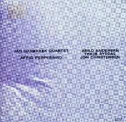 GARBAREK JAN :  AFRIC PEPPERBIRD (LUMINESSENCE)  (ECM)

Registrato a Oslo nel settembre del 1970, Afric Pepperbird fu pubblicato il giorno di Capodanno del 1971. Mezzo secolo dopo, questo disco trasmette ancora la freschezza e leccitazione delle scoperte fatte. Lalbum segn larrivo di quattro improvvisatori norvegesi alla neonata etichetta Ecm: Jan Garbarek (sax, clarinetto, flauti, percussioni), Terje Rypdal (chitarra, bugle), Arild Andersen (basso, pianoforte, mbira, xilofono) e Jon Christensen (percussioni). Nei passaggi estesi di Afric Pepperbird, con Christensen e Andersen che si allungano,  spesso Rypdal a tenere effettivamente il centro degli accordi tesi. Tutti ruggiscono e Garbarek  immerso nel suo vocabolario free jazz. Sulla rivista DownBeat, Joe Klee ha usato queste parole per descrivere il talento di Garbarek: Garbarek dovrebbe essere ascoltato. Azzarderei che non esista dai tempi di Django Reinhardt un musicista jazz europeo cos originale e lungimirante come questo giovane norvegese. Afric Pepperbird  proposto da Ecm nella serie audiofila Luminessence che letichetta tedesca ha creato per far luce su alcuni gioielli del suo vasto catalogo attraverso edizioni eleganti e di altissima qualit.