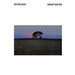 METHENY PAT :  BRIGHT SIZE LIFE (LUMINESSENCE)  (ECM)

La nuova serie audiofila di casa Ecm, creata per far luce su alcuni gioielli del suo vasto catalogo attraverso edizioni eleganti e di altissima qualit, si arricchisce di un nuovo volume: Bright Size Life di Pat Metheny. Nelle note di copertina, il vibrafonista americano Gary Burton dice di questo disco originariamente uscito nel marzo del 1976: Personalmente ritengo che questo sia un disco fantastico e lo consiglio a tutti. E positivo, caldo e semplicemente eccellente. Pat Metheny ha fatto il suo debutto alla Ecm come membro della band di Burton nellalbum Ring del 1974, ma fu Bright Size Life, la sua prima registrazione in studio come leader, a renderlo un vero protagonista nel panorama jazz contemporaneo. Registrato a Ludwigsburg nel dicembre 1975 e prodotto da Manfred Eicher, lalbum presenta la band di Metheny composta da Bob Moses alla batteria e dal virtuoso, ma allora ampiamente sconosciuto, Jaco Pastorius al basso. Potrei suonare felicemente tutta la musica di Bright Size Life in questo momento. Sembra ancora fattibile; gli argomenti sembrano ancora validi e degni di riflessione... La mia volont allepoca era di fare un disco che potesse essere lunico disco che avrei mai fatto. Speravo di fare una dichiarazione su cose che erano importanti per me in termini di melodia, armonia, esecuzione in trio e persino per quello che riguarda la vita in generale ha detto Metheny in unintervista per la Library of Congress nel 2021. Con tutti originali di Metheny, oltre a Round Trip/Broadway Blues di Ornette Coleman, Bright Size Life  un disco che non pu mancare dalla collezione degli appassionati di uno dei pi grandi chitarristi di sempre.