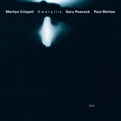 CRISPELL MERILYN :  AMARYLLIS (LUMINESSENCE)  (ECM)

Originariamente registrato per letichetta Ecm nel febbraio del 2000, Amarillis segna il ritorno del trio composto da Marilyn Crispell (pianoforte), Gary Peacock (contrabbasso) e Paul Motian (batteria), dopo aver conquistato la scena jazz internazionale con il brano del 1997 Nothing Ever Was, Anyway. Le tracce di Amaryllis sono alternativamente riflessive, toccanti, gioiose, ma tutte visceralmente entusiasmanti. Alcuni dei brani sono molto noti, possono essere quasi definiti dei classici del nuovo jazz, come Rounds di Marilyn Crispell, Requiem e December Wings di Gary Peacock e Conception Vessel di Paul Motian. Ci sono anche alcune ballate improvvisate sorprendentemente efficaci. La leader Marilyn Crispell parlando di Amaryllis ha detto che c una grande profondit di comunicazione, una rara delicatezza: in effetti linterazione tra i musicisti  eccezionale e questo ha dato vita a un disco di grande grazia e bellezza. La ristampa proposta da Ecm fa parte della nuova serie audiofila Luminessence che letichetta tedesca ha creato per riportare alla luce alcuni gioielli del suo vasto catalogo, attraverso edizioni eleganti e di altissima qualit.