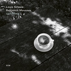 SCLAVIS LOUIS / MOUSSAY BENJAMIN :  UNFOLDING  (ECM)

Avendo precedentemente unito le forze in diverse registrazioni per Ecm, tra cui Characters On A Wall, negli ultimi anni il clarinettista e compositore Louis Sclavis e il pianista Benjamin Moussay si sono sempre maggiormente concentrati sulla loro comunicazione bidirezionale, con concerti in tutta Europa. Unfolding, il nuovo disco del duo francese, propone un programma fatto di brani originali di cui due terzi scritti dal pianista e il restante dal clarinettista. Sclavis e Moussay immaginano un mondo di conversazioni sonore da camera che giustappone la contemplazione lirica con linventiva stravagante in una collaborazione gioiosa e concentrata. Con attenzione, il duo affronta temi delicati in calde improvvisazioni che non si affrettano mai, ma esplorano pazientemente il materiale, scritto con rara creativit, in dialoghi fluidi. Registrato presso gli studi La Buissonne, nel sud della Francia, nel marzo 2024, Unfolding  stato prodotto dal patron di casa Ecm, Manfred Eicher.