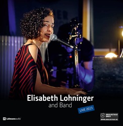 LOHNINGER ELISABETH :  ELISABETH LOHNINGER AND BAND  (LEHMANN AUDIO)

La cantante Elisabeth Lohninger avrebbe dovuto tenere un concerto durante gli Analog Days del 2022, evento organizzato da Lehmann Audio in collaborazione con i rinomati Bauer Studios, ma il progetto non and in porto. Lingegnere del suono Norbert Lehmann, fondatore della prestigiosa etichetta tedesca Lehmann Audio, ha pensato che fosse davvero un peccato perdersi un concerto dal vivo della bravissima artista e cos lha ricontattata per gli Analog Days del 2023 e fortunatamente lartista ha accettato linvito. In poco tempo lartista ha scelto i membri della formazione che lavrebbe accompagnata in questa nuova avventura: la versatile Christine Corvisier (sax tenore), il mago delle tastiere Jean Yves Jung (pianoforte), il talentuoso Cliff Schmitt (contrabbasso) e loriginale Alex Bernath (batteria). Quello che i cinque musicisti sono stati capaci di creare in quel concerto in una sera dottobre del 2023 nei Bauer Studios, e fortunamente immortalato nel disco Elisabeth Lohninger and Band, pu essere descritto con un solo aggettivo: magico.