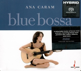 CARAM ANA :  BLUE BOSSA (SACD)  (EVOLUTION MUSIC)

La cantante brasiliana di bossa nova e pop jazz Ana Caram, che suona anche chitarra e flauto,  nata il 1 ottobre del 1958 a San Paolo. Caram si  laureata in composizione e direzione dorchestra nella sua citt natale e si  poi trasferita a New York negli anni 80. Il suo primo successo lha ottenuto esibendosi con il grande Paquito DRivera al JVC Jazz Festival alla Carnegie Hall nel luglio 1988. Questa esperienza le ha permesso di ottenere un contratto discografico con la Chesky Records e, per il suo primo album, ha avuto lonore di collaborare con il maestro brasiliano Antonio Carlos Jobim. Caram ha registrato in totale 8 album per la Chesky, tra cui lacclamato Blue Bossa, uscito nel 2001, in cui  al fianco del celebre batterista Paulo Braga e del sassofonista Paulo Levi. Con un repertorio che include classici di Jobim come Desafinado e Corcovado, oltre ad altri successi brasiliani come lentusiasmante The Telephone Song e standard jazz come Fly Me To The Moon, Caram si  imposta come una delle principali ambasciatrici dellintramontabile sound della bossa nova. Blue Bossa  un gioiello della discografia Chesky e questa registrazione super audio garantisce una qualit sonora davvero mozzafiato!
