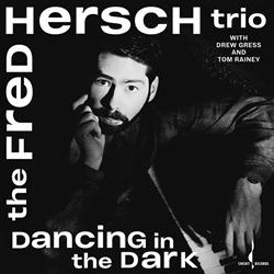 HERSCH FRED :  DANCING IN THE DARK (ONE-STEP)  (EVOLUTION MUSIC)

Il pianista jazz e compositore Fred Hersch, classe 1955,  apprezzato in tutto il mondo come artista crossover che spazia tra jazz e musica classica. Con una carriera iniziata come turnista per mostri sacri della musica come Stan Getz, Joe Henderson, Gary Burton, Art Farmer e Charlie Haden, Hersch ha conquistato nel tempo tantissimi riconoscimenti:  stato il primo musicista ad avere lonore di eseguire il suo programma per pianoforte per una settimana al famoso Village Vanguard,  stato nominato ai Grammy dieci volte, il disco Fred Hersch Solo ha vinto il Coup de Coeur dellAcademie Charles Cros e il Grand Prix dellAcademie du Jazz, nel 2003 ha ricevuto una borsa di studio dalla fondazione Guggenheim per le sue composizioni, nel 2016 la Jazz Journalists Association lo ha insignito del titolo di Pianista Jazz dell'Anno, solo per fare qualche esempio. Il pianista ha debuttato per la Chesky Records nel 1991 con un album in quintetto intitolato Forward Motion. Per le registrazioni di Dancing In The Dark, Hersch ridusse la band a un trio che comprendeva il bassista Drew Gress e il batterista Tom Rainey. Dancing In The Dark  una straordinaria esplorazione del Great American Songbook e offre spettacolari reinterpretazioni di brani senza tempo come I Fall In Love Too Easily, For All We Know e My Funny Valentine. Con la loro interazione quasi telepatica, il Fred Hersch Trio rivela nuove prospettive su classici evergreen e dimostra come il jazz e la sua cultura dellimprovvisazione possano trasformare melodie e strutture armoniche familiari in nuove ed entusiasmanti esperienze di ascolto. Dancing In The Dark fu candidato ai Grammy e rimane uno degli album pi importanti del catalogo della Chesky Records che viene oggi riproposto in una speciale edizione One Step ottenuta dai master originali, incisa a 33 giri e stampata su vinile da 180 gr..