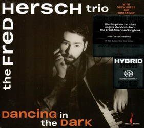 HERSCH FRED :  DANCING IN THE DARK (SACD)  (EVOLUTION MUSIC)

Il pianista jazz e compositore Fred Hersch, classe 1955,  apprezzato in tutto il mondo come artista crossover che spazia tra jazz e musica classica. Con una carriera iniziata come turnista per mostri sacri della musica come Stan Getz, Joe Henderson, Gary Burton, Art Farmer e Charlie Haden, Hersch ha conquistato nel tempo tantissimi riconoscimenti:  stato il primo musicista ad avere lonore di eseguire il suo programma per pianoforte per una settimana al famoso Village Vanguard,  stato nominato ai Grammy dieci volte, il disco Fred Hersch Solo ha vinto il Coup de Coeur dellAcademie Charles Cros e il Grand Prix dellAcademie du Jazz, nel 2003 ha ricevuto una borsa di studio dalla fondazione Guggenheim per le sue composizioni, nel 2016 la Jazz Journalists Association lo ha insignito del titolo di Pianista Jazz dell'Anno, solo per fare qualche esempio. Il pianista ha debuttato per la Chesky Records nel 1991 con un album in quintetto intitolato Forward Motion. Per le registrazioni di Dancing In The Dark, Hersch ridusse la band a un trio che comprendeva il bassista Drew Gress e il batterista Tom Rainey. Dancing In The Dark  una straordinaria esplorazione del Great American Songbook e offre spettacolari reinterpretazioni di brani senza tempo come I Fall In Love Too Easily, For All We Know e My Funny Valentine. Con la loro interazione quasi telepatica, il Fred Hersch Trio rivela nuove prospettive su classici evergreen e dimostra come il jazz e la sua cultura dellimprovvisazione possano trasformare melodie e strutture armoniche familiari in nuove ed entusiasmanti esperienze di ascolto. Dancing In The Dark fu candidato ai Grammy e rimane uno degli album pi importanti del catalogo della Chesky Records che viene oggi riproposto in una speciale edizione super audio cd che sapr soddisfare anche gli ascoltatori pi esigenti.