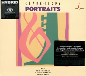 TERRY CLARK :  PORTRAITS (SACD)  (EVOLUTION MUSIC)

Pubblicato per la prima volta nel 1989 dalla Chesky Records, Portraits  una testimonianza dello straordinario talento del leggendario trombettista e flicornista jazz Clark Terry (1920-2015). Il primo di quattro album per la storica etichetta audiofila, Portraits fu registrato da Terry quando aveva 68 anni e poteva vantare una carriera fatta di 35 pubblicazioni e collaborazioni con leggende della musica come Duke Ellington, Charles Mingus, Quincy Jones e Dizzy Gillespie. Per Portraits, prodotto dallo stesso David Chesky, Terry ha riunito un quartetto eccezionale composto dal pianista Don Friedman, dal bassista Victor Gaskin e dal batterista Lewis Nash. Il leader invece alternava il flicorno alla tromba con sordina, mostrando anche il suo talento nel canto scat, come si pu ascoltare nel suo originale Finger Filibuster. Il quartetto suona un mix di noti standard jazz come Pennies From Heaven e leccezionale Sugar Blues, un nostalgico omaggio al jazz di New Orleans. Scott Yanow di AllMusic ha scritto di questo disco: Il suono positivo e immediatamente riconoscibile di Terry, insieme alle sue idee creative e influenzate dal bop, si uniscono per dare vita a uno stile molto accessibile... Tutti i brani sono tributi a vari trombettisti, e alcuni, come Pennies From Heaven, Little Jazz e I Dont Wanna Be Kissed, non venivano suonati molto spesso dal flicornista; il risultato  fresco e molto ispirato. Portraits  proposto in una versione super audio cd che  garanzia di un suono eccellente in cui nessun particolare va perso.