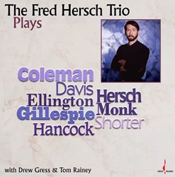 HERSCH FRED :  THE FRED HERSCH TRIO PLAYS (ONE-STEP)  (EVOLUTION MUSIC)

Descritto da Hersch come �un album senza fronzoli�, �The Fred Hersch Trio Plays� del 1994 � il terzo album del pianista e compositore americano per Chesky Records, follow-up di �Dancing In The Dark�, disco del 1992 che ottenne una nomination ai Grammy. Con il contrabbassista Drew Gress e il batterista Tom Rainey, Hersch propone originali interpretazioni di alcuni brani dei suoi compositori jazz preferiti, tra cui �Milestones� di Miles Davis, �Iris� di Wayne Shorter, �Played Twice� di Thelonious Monk, �Con Alma� di Dizzy Gillespie e �Speak Like A Child� di Herbie Hancock. L�album include anche il brano �Evanessence� che Hersch ha composto in omaggio al pianista Bill Evans. Con questo straordinario lavoro, il Fred Hersch Trio dimostra cosa sia veramente il jazz per i suoi musicisti: scoperta, reinvenzione e tanto lavoro di squadra. �The Fred Hersch Trio Plays� � stato registrato originariamente il 16 e 17 febbraio 1994 all�Astoria Queens di New York ed � un gioiello prezioso del catalogo Chesky. L�edizione One-Step ottenuta dai master originali, incisa a 33 giri e stampata su vinile da 180 gr. di altissima qualit�, non ha davvero nulla da invidiare all�originale!