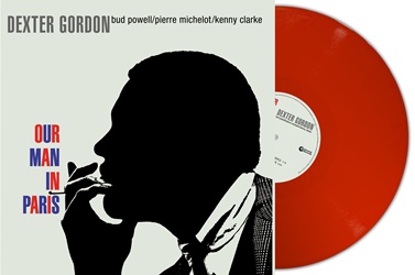GORDON DEXTER :  OUR MAN IN PARIS (RED VINYL)  (SECOND RECORDS)

�Our Man in Paris� � un album jazz del 1963 del sassofonista Dexter Gordon. Il titolo del disco si riferisce al luogo in cui fu registrato, quando Gordon, che si era trasferito a Copenaghen un anno prima, si un� ai colleghi espatriati Bud Powell (piano) e Kenny Clarke (batteria), entrambi residenti a Parigi, e al parigino Pierre Michelot (contrabbasso). La tracklist comprende gli standard �Scrapple from the Apple�, �Broadway� e �A Night in Tunisia� e i brani popolari �Willow Weep for Me� e �Stairway to the Stars�. Lo stile frizzante ed energico di Gordon si esprime al meglio in questa registrazione che rappresenta uno dei suoi migliori album in assoluto. La Penguin Guide to Jazz ha dato a �Our Man in Paris� il punteggio massimo di quattro stelle, commentando che l�esecuzione di Gordon in �A Night in Tunisia� �� una delle sue migliori performance su disco� e concludendo che l�album � �un classico�.
