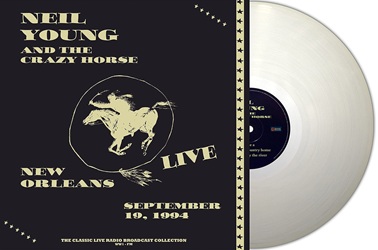 YOUNG NEIL / CRAZY HORSE :  LIVE IN NEW ORLEANS 1994 (NATURAL CLEAR VINYL)  (SECOND RECORDS)

Live In New Orleans 1994 ha immortalato la performance che il leggendario Neil Young e la sua band, i Crazy Horse, hanno tenuto durante il loro tour del 1994, precisamente il 19 settembre, a New Orleans. Si tratta di un concerto elettrizzante la cui energia e passionalit sono impressi nel vinile 180 gr., proposto da casa Second Records. Con riff di chitarra grintosi, armonie incredibili e la voce inconfondibile di Young, questo album  un must per ogni fan dei Crazy Horse e delliconico musicista.