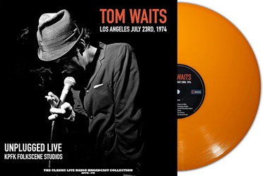WAITS TOM :  UNPLUGGED LIVE AT FOLKSCENE STUDIOS (ORANGE VINYL)  (SECOND RECORDS)

Unplugged Live at Folkscene Studios  la registrazione live dellesibizione di Tom Waits al club Troubador di Los Angeles il 23 luglio 1974, trasmessa dal programma radio Folkscene. Questo album  un mix unico di influenze blues, jazz e folk, tipico di Waits, insieme alla caratteristica voce roca e ai testi poetici del cantautore. Latmosfera intima del club consente agli ascoltatori di sperimentare lenergia e la passione della musica di Waits nella sua forma pi pura. Dalla ballata soul Martha alla giocosa I Hope That I Don't Fall in Love with You, la tracklist di Unplugged Live at Folkscene Studios  un disco ideale per chiunque ami la musica soul e il cantautorato americano.