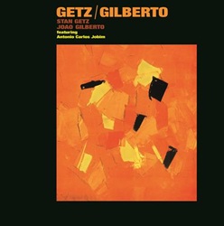 GETZ STAN / GILBERTO JOAO :  GETZ/GILBERTO  (SECOND RECORDS)

Pubblicato originariamente nel marzo del 1964, �Getz/Gilberto� � uno degli album jazz pi� venduti di tutti i tempi, da molti ritenuto uno dei momenti pi� alti della bossa nova. Oltre alla presenza di Stan Getz e Joao Gilberto, il disco vanta anche la partecipazione del compositore e pianista Antonio Carlos Jobim. Il risultato della collaborazione di questi tre straordinari interpreti � qualcosa di magico. Fin dai tempi di �Jazz Samba�, il mercato jazz era stato inondato di album di bossa nova e la sovraesposizione stava iniziando a far sembrare questa musica una moda passeggera. �Getz/Gilberto� ha reso la bossa nova una parte permanente del panorama jazz non solo con la sua inattaccabile bellezza, ma anche con uno dei singoli di maggior successo nella storia del jazz: �The Girl From Ipanema�, un classico di Jobim cantato dalla moglie di Gilberto, Astrud, che non si era mai esibita fuori paese prima di questa sessione di registrazione.