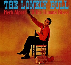 ALPERT HERB :  THE LONELY BULL  (BELLEVUE)

Il musicista americano Herb Alpert, classe 1935, ha venduto circa 72 milioni di dischi in tutto il mondo, ha ricevuto numerosi riconoscimenti tra cui un Tony Award e otto Grammy, oltre al Grammy Lifetime Achievement Award. Nel 2006 � stato inserito nella Rock and Roll Hall of Fame e nel 2012 ha ricevuto la National Medal of Arts da Barack Obama. Pubblicato nel 1962, �The Lonely Bull� � l�album di debutto del musicista americano con la sua band Tijuana Brass. La maggior parte dei brani dell�album ha un sound mariachi e la hit che d� il titolo al disco � un pezzo sapientemente strutturato ed emozionante firmato da Sol Lake, uno dei musicisti della Tijuana Brass Band. In linea con il nuovo movimento emergente della bossa nova, Alpert realizza una bella cover di �Desafinado�, discostandosi un po� dalla melodia originale con alcuni riff di ispirazione jazz, mentre in �Crawfish� il suono del corno mariachi viene adattato al ritmo della bossa. La tracklist di �The Lonely Bull� prosegue con una piacevole interpretazione del successo in stile calypso di Chubby Checker, �Limbo Rock�, poi � la volta di �Struttin� With Maria�, brano in seguito utilizzato come sigla per un quiz televisivo condotto da Larry Blyden e tanto altro ancora...
