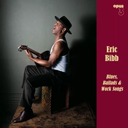 BIBB ERIC :  BLUES, BALLADS & WORK SONGS  (OPUS 3)

Nel 2011, per il suo 60� compleanno, Eric Bibb � tornato alla Opus 3 Records, l�etichetta svedese che lo ha scoperto e promosso. Il suo album di debutto, �Rainbow People�, pubblicato nel 1977, ha lanciato un artista che ha poi celebrato la sua svolta internazionale nel 1994 con �Spirit & The Blues�. Seguirono altri due album di successo per la rinomata etichetta svedese: �Good Stuff� e �Just Like Love�. �Blues, Ballads & Work Songs� � un disco importante nella carriera di Bibb in quanto segna il ritorno dell�artista all�etichetta che lo ha scoperto, rappresenta il suo ritorno alle proprie radici musicali ed � il primo concept album di un artista ormai maturo con uno stile del tutto originale. La voce inconfondibile di Bibb e la sua destrezza alla chitarra fanno venire la pelle d�oca. Molti recensori e audiofili ritengono che �Blues, Ballads & Work Songs� sia il disco pi� bello che Eric Bibb abbia mai registrato fino ad oggi e la migliore registrazione che Jan-Eric Persson abbia mai presentato. Marco Kolks in Hoererlebnis 78 affermava nel gennaio del 2012: ��Blues, Ballads & Work Songs� � un album imperdibile gi� solo per la sua qualit� audiofila�. Oltre a utilizzare lo stesso identico microfono stereo a valvole utilizzato per le registrazioni del 1977 di �Rainbow People�, questa registrazione affascina per il suo carattere live estremo e la sua naturalezza. Il disco, proposto in una versione in vinile 180 gr. a 33 giri, di cui Andreas �Lupo� Lubich ha curato il taglio della lacca, vanta un�eccezionale qualit� sonora, garantendo all�ascoltatore un�esperienza sonora davvero unica.