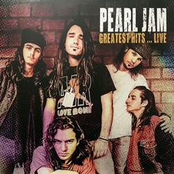 PEARL JAM :  GREATEST HITS... LIVE  (I LOVE VINYL)

�Greatest Hits� Live� propone alcuni grandi successi dei Pearl Jam, registrati live durante tre diversi eventi: al Fox Theatre di Atlanta il 3 aprile del 1994, al Flinders Park Tennis Centre di Melbourne il 17 marzo del 1995 e sempre in questo anno, il 7 novembre al Soldier Field di Chicago. La tracklist � davvero avvincente e contiene tra gli altri i brani iconici �Alive�, �Even Flow� e �Jeremy� originariamente contenuti nell�album di debutto della formazione �Ten�. �Greatest Hits� Live� � un�immersione nella musica ipnotica di uno dei pi� grandi gruppi rock di tutti i tempi.