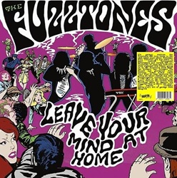 FUZZTONES :  LEAVE YOUR MIND AT HOME  (RADIATION RECORDS)

Con un�atmosfera piacevolmente psichedelica, �Leave Your Mind at Home� dei Fuzztones � un viaggio nostalgico per chiunque abbia mai indossato una camicia a motivi paisley o ballato a piedi nudi su un prato di margherite. Fin dalle prime note del brano d�apertura, si capisce subito che sar� un viaggio adrenalinico. Le chitarre e le voci ipnotiche trasportano chi ascolta in un mondo in cui � possibile sognare a occhi aperti: � come salire su una macchina del tempo e ritrovarsi catapultati nel bel mezzo di un festival di acid rock degli anni �60. Ma non ci si deve far ingannare dalle sonorit� retro: i Fuzztones non sono qui solo per abbandonarsi alla nostalgia dei bei tempi andati. Infondono nuova energia e una sensibilit� moderna al loro sound classico, fondendo influenze vintage con un taglio contemporaneo che mantiene vivo l�interesse. Brani come �Mind Melter� e �Psych-Out� sono esempi perfetti di questa magica fusione: melodie vorticose che si intrecciano a riff graffianti, creando un�esperienza sonora al contempo familiare e inedita.